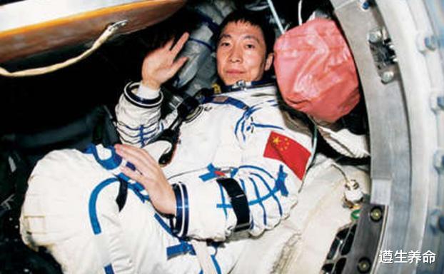 “宇航员”上天为何配枪?难道用来对付外星人?看完或就明白了