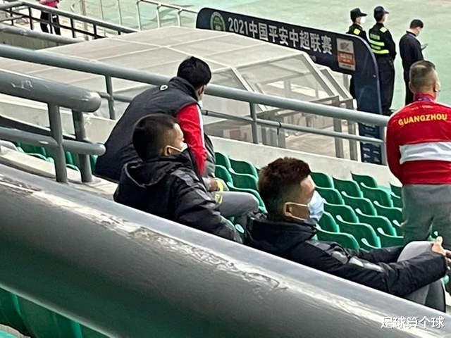 郑智|国安1-0广州！心酸一幕：郑智站场边很不习惯，黄博文坐在看台上