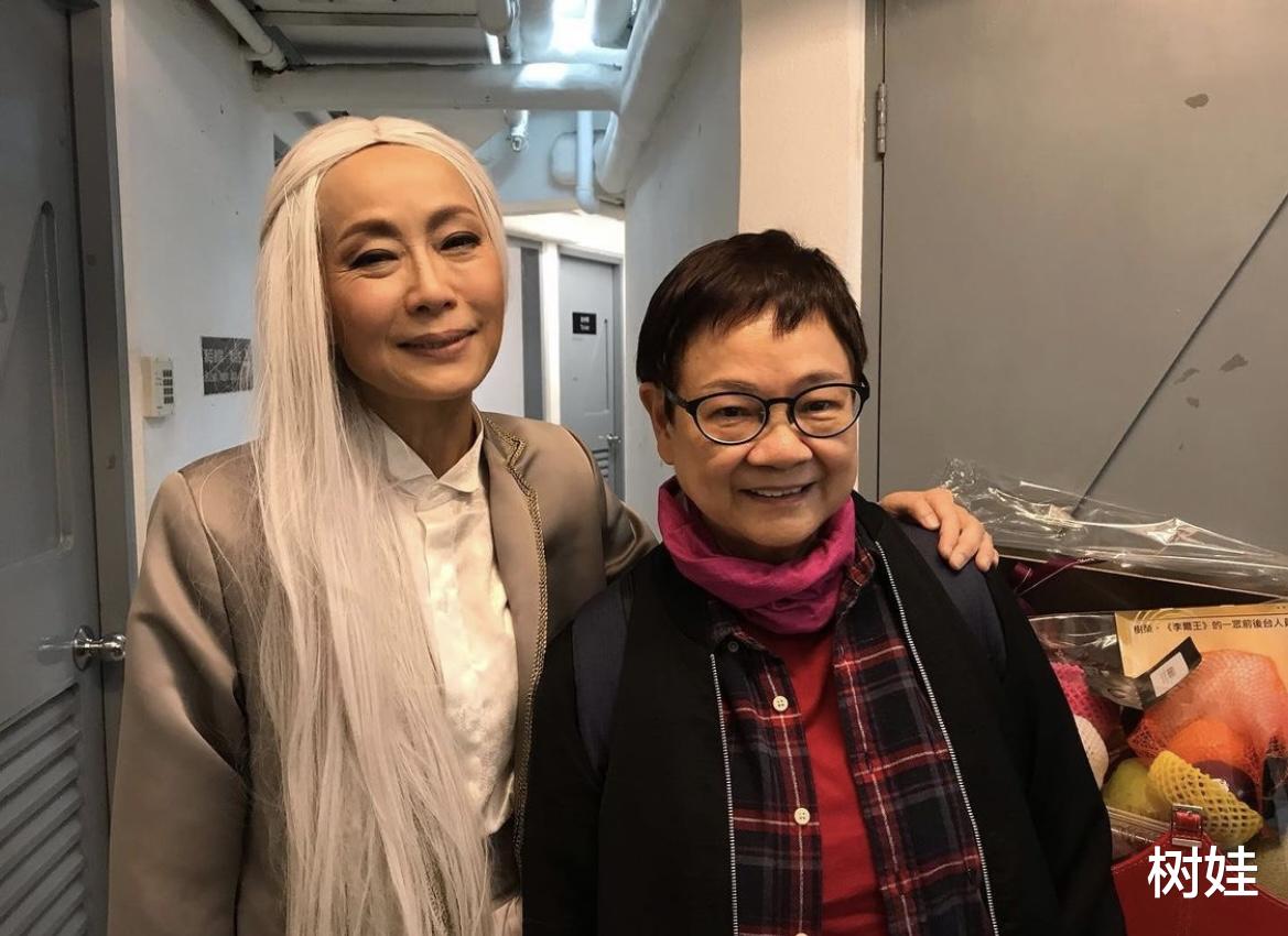 叶童|58岁叶童街边用餐毫不讲究，身形消瘦略显憔悴，大方面对自然老去