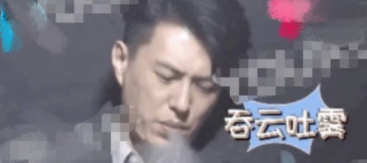 靳东|靳东片场抽雪茄被偷拍，吞云吐雾姿势老练，身穿西装精神状态佳