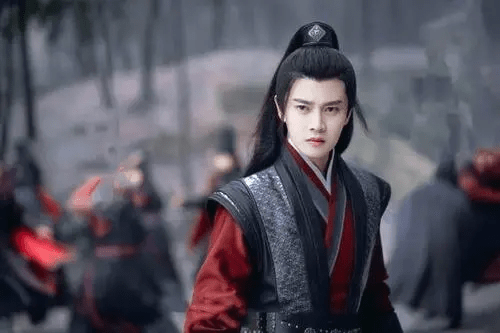 王嘉尔|王嘉尔被称为“前辈”引热议，任嘉伦是在怕什么？网友：咖位问题