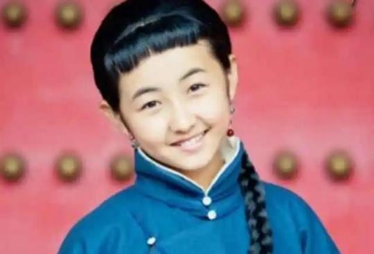 面朝黄土|张子枫拍校园戏，校服外套绑在腰上被抓拍，助理的举动却有失风度