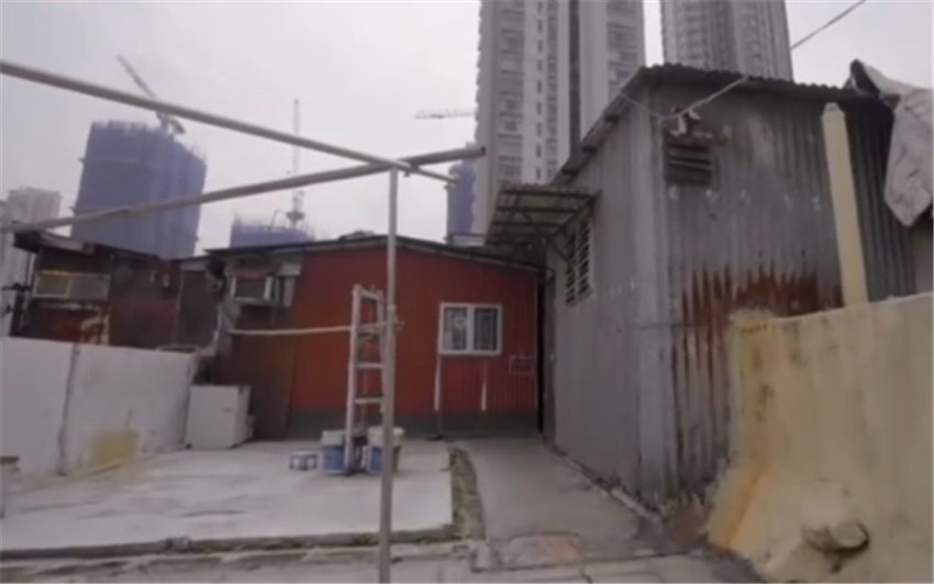 |香港住房有多难？夫妻挤6㎡劏房10年，楼梯放床当卧室