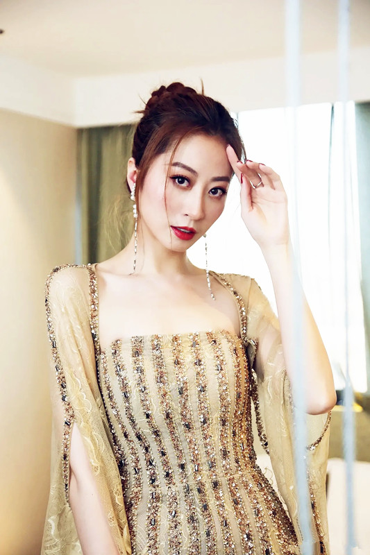 全球时尚号|31岁卫薇儿身材真好，穿抹胸礼服秀美腿，钻石配条纹显瘦又好看