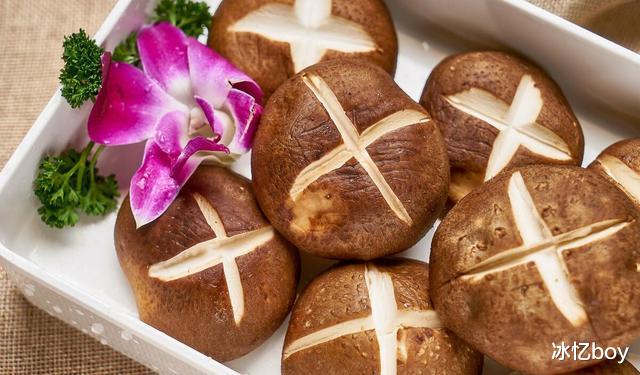 癌细胞|痛风的“对手”找到,融合这几种植物,每天饭后吃一点,降尿酸它最在行