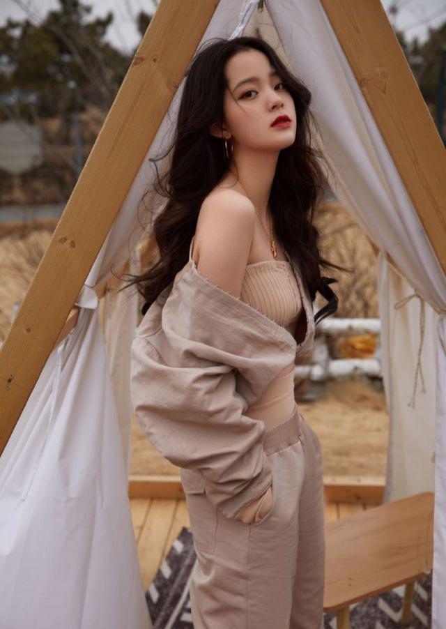 欧阳娜娜|欧阳娜娜有多自信？在外故意穿成露肩，网友：这坐姿谁能扛得住啊