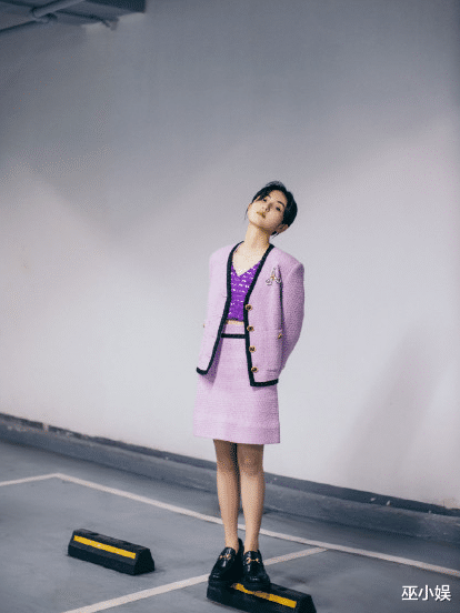 张子枫|张子枫红毯造型惹争议？高低肩十分明显，还被吐槽又矮又胖？