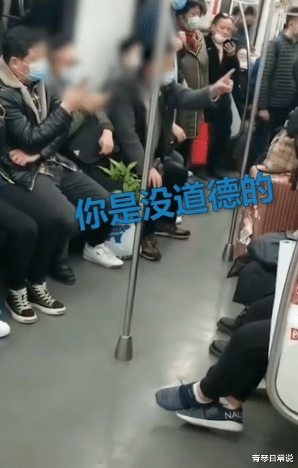 青琴日常说 上海一男子因太疲惫没有让座，被七旬大爷怒怼：你是没道德的