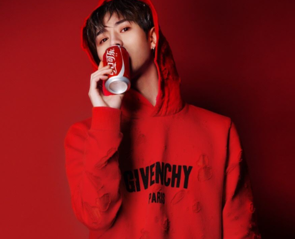 杨幂|童锦程圣诞直播大场面！邀请了三十位女嘉宾，包场酒吧，全场买单