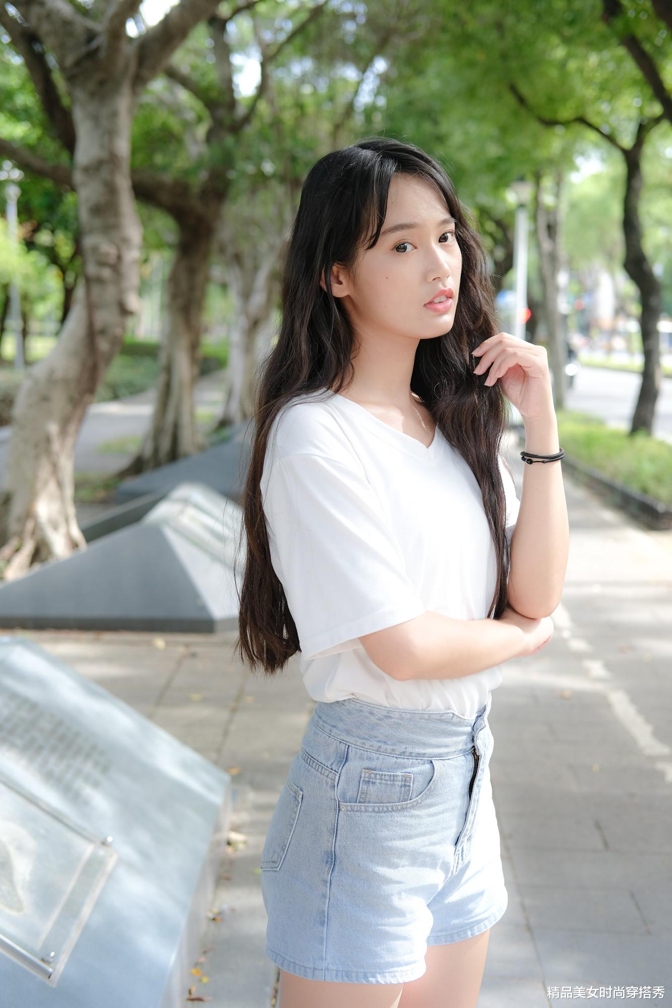 精品美女时尚穿搭秀|白色T恤搭配牛仔裤十分的青春有活力，配上一双小白鞋，舒适随意