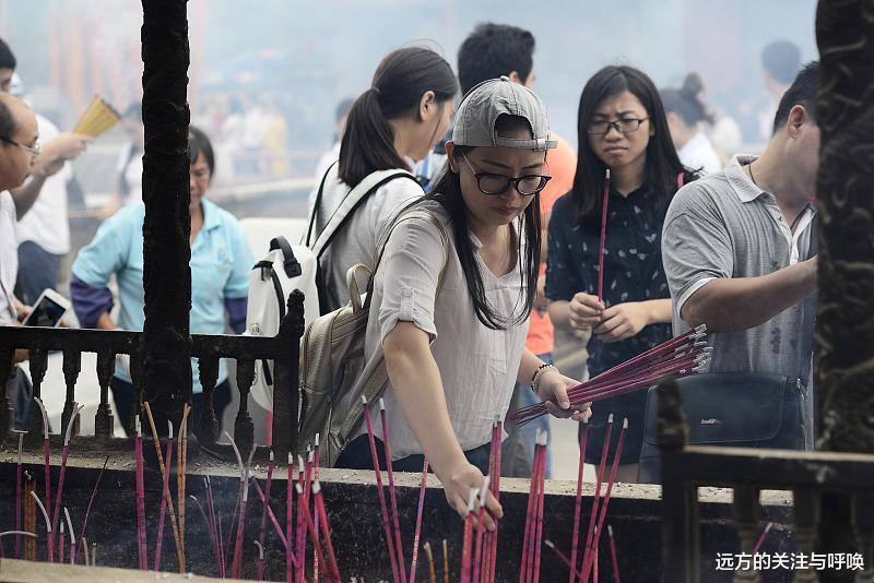 聚会|办公室的尴尬:被误解与美女同事穿情侣装