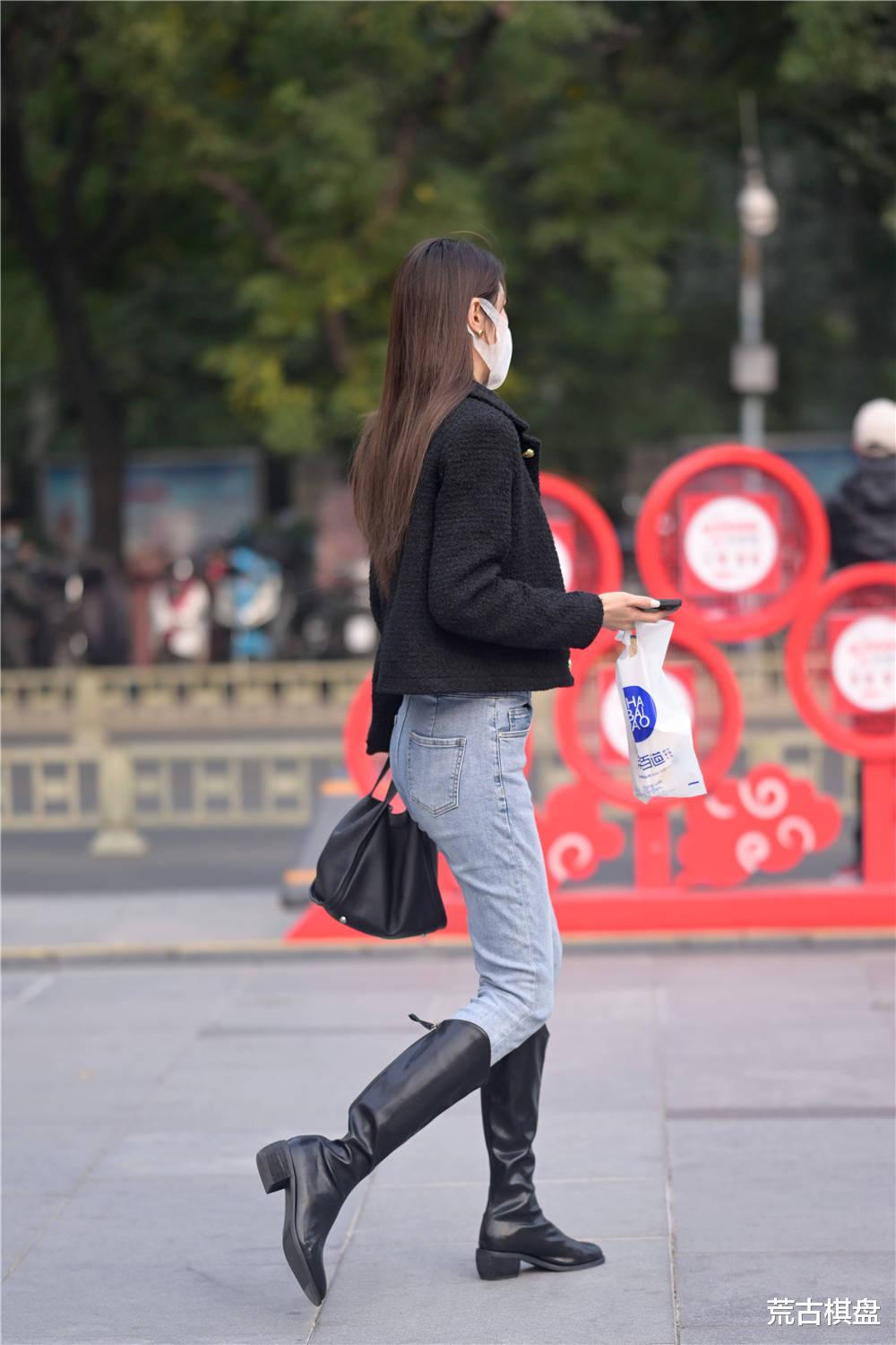 荒古棋盘 秋冬时节的经典搭配,紧身牛仔裤搭配长靴,不挑身材还非常保暖