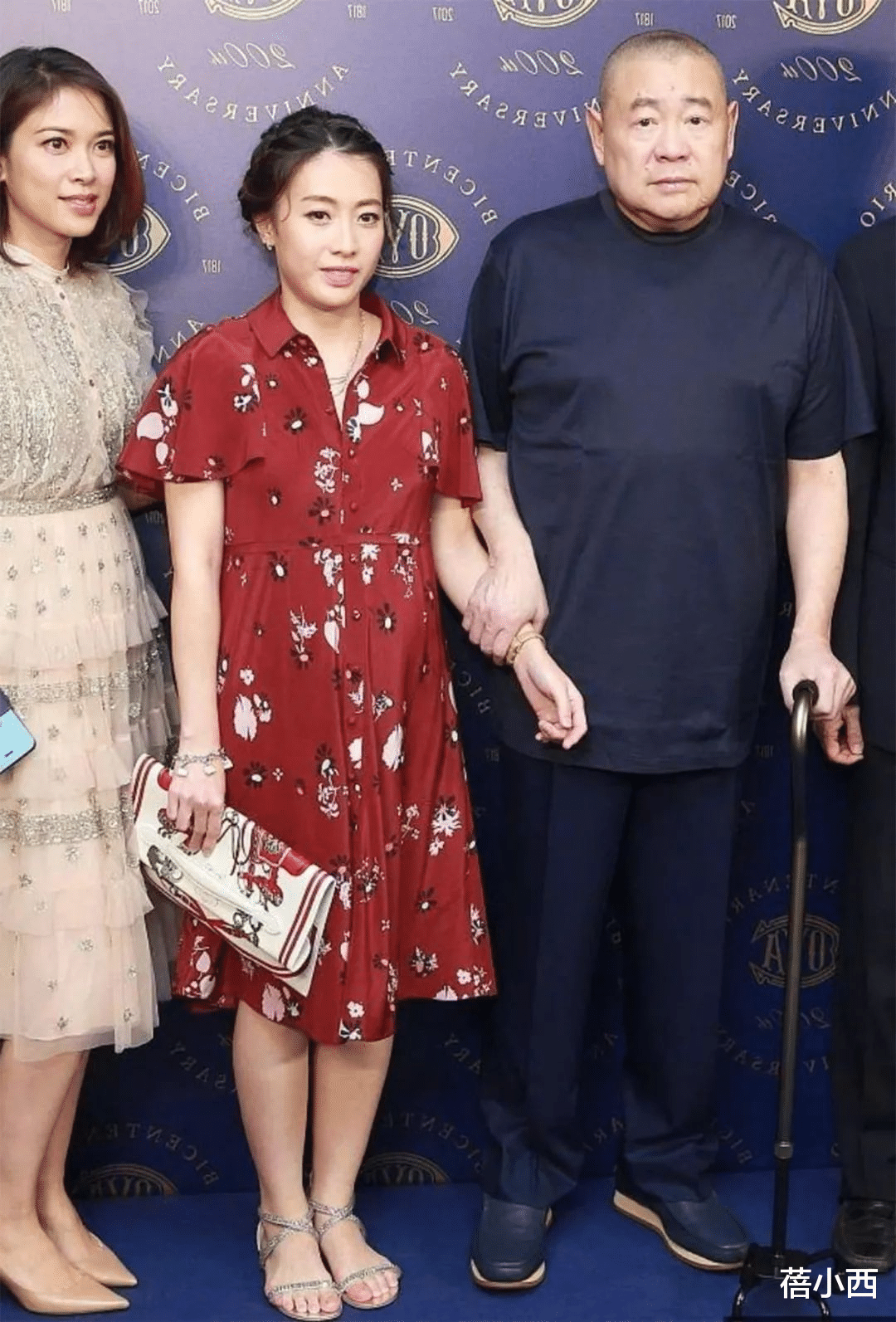 蓓小西 甘比原来这么有气质，连土味印花裙都穿出贵妇范，一点也不摆阔