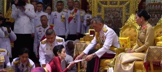 泰國王妃突然被廢，新冊封不到3個月，就被剝奪所有封號和軍銜-圖8