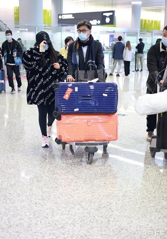 斯嘉丽·约翰逊|王岳伦父女罕走机场，王诗龄穿2万6皮草拎大牌包，御姐范太像李湘