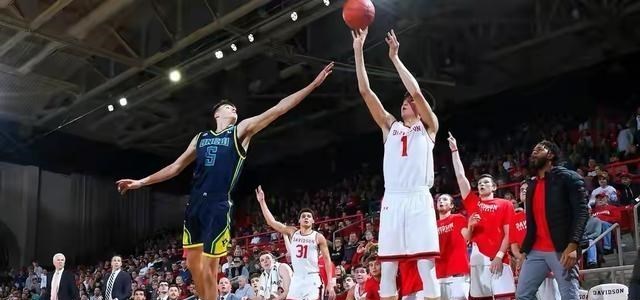 时光小小|首轮29顺位！场均18分5板韩国神射逆袭，模板汤普森？男篮危险了