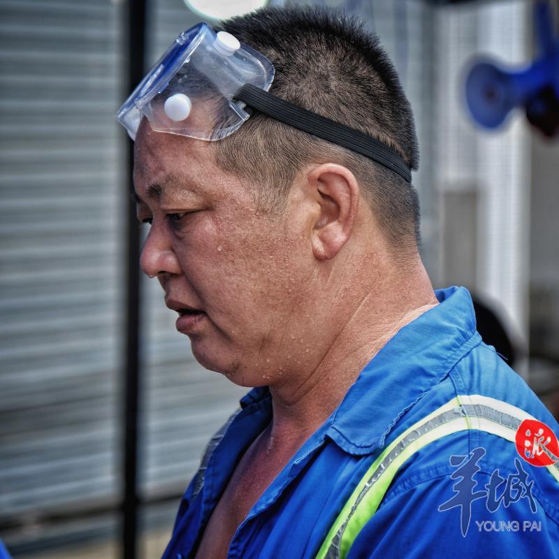 工人|直击荔湾高风险地区：一天收运隔离区居民生活垃圾超50吨