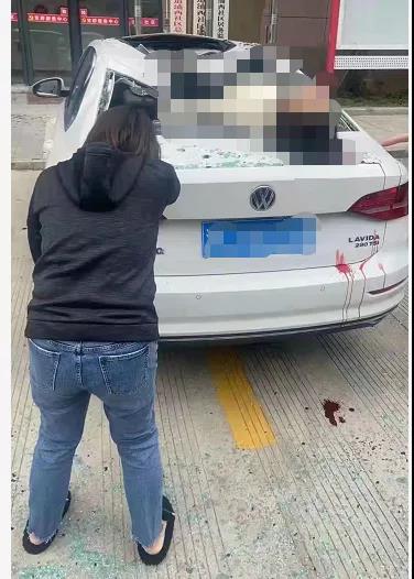 温州女子跳楼砸中车子,多处骨折