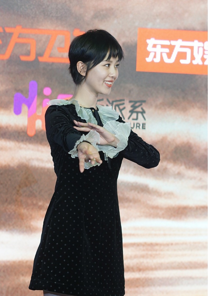 刘诗诗|吴奇隆现身机场，打扮时髦似小伙，与刘诗诗同行看不出17岁年龄差