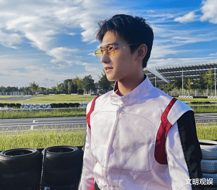 杨洋|杨洋现实中长啥样？国庆游玩大理被偶遇，网友的评价真实了