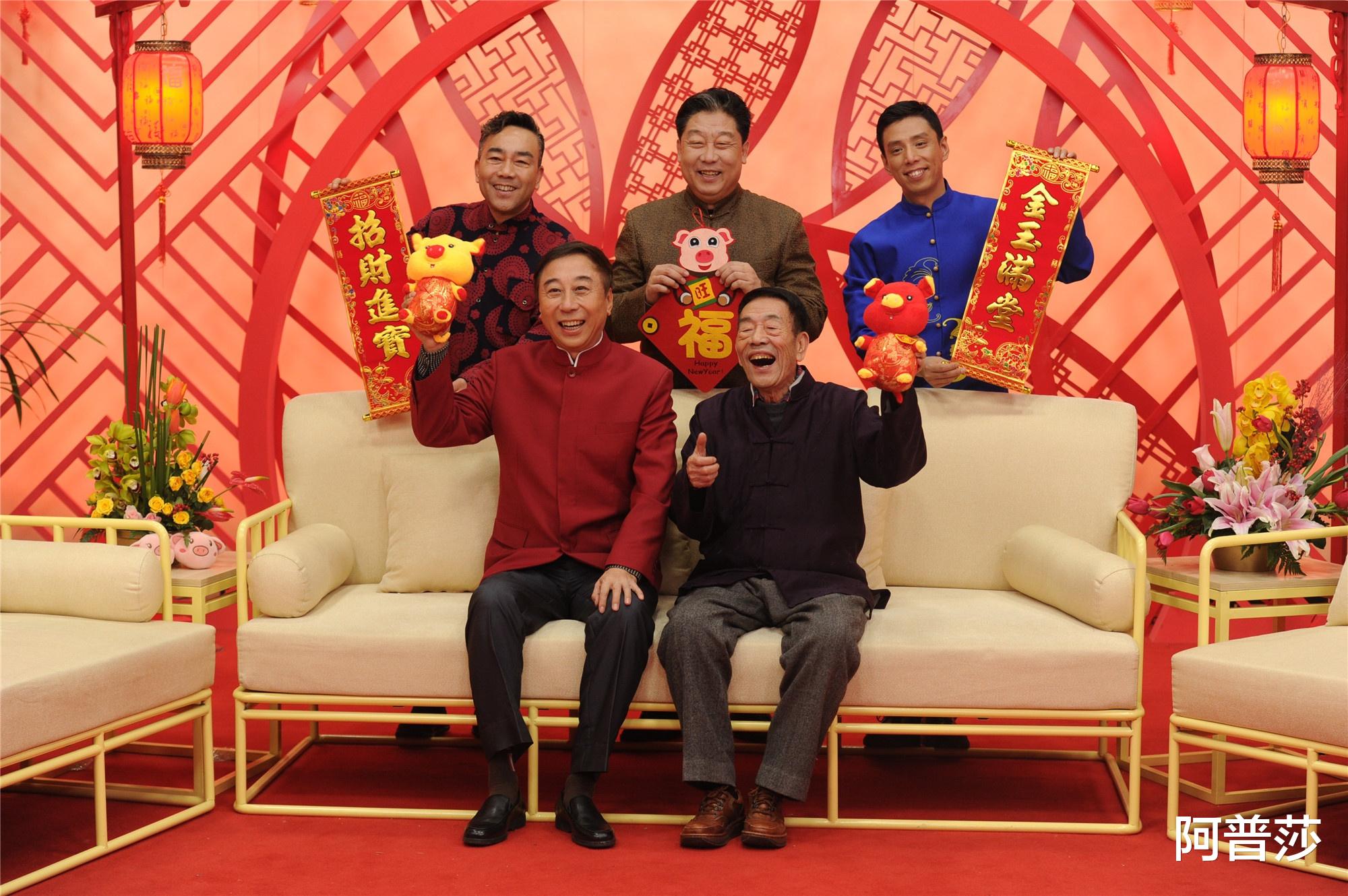 冯巩|63岁冯巩罕晒全家福，妻子长得美丽动人，儿子的长相却一言难尽！