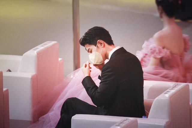 肖战|肖战对吴宣仪生疏避嫌，对杨紫巴结提裙子，其中原因只有老粉知道