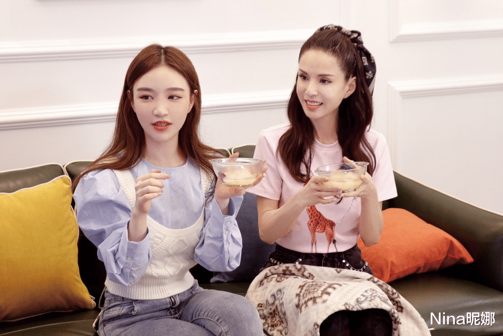 穿衣搭配|55岁李若彤真让人自卑，一把年纪穿针织裙无赘肉，“马蜂腰”女生都看酸