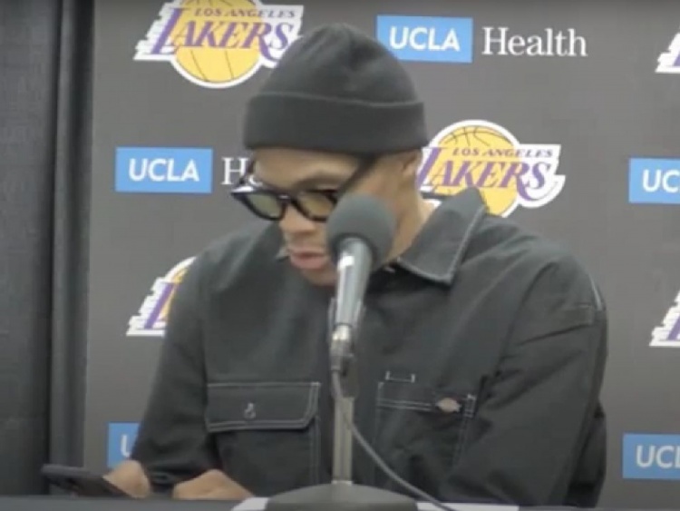 威斯布魯克|交易威少上熱搜！賽后低頭玩手機(jī)，老詹把話挑明+名記嘲諷：長點(diǎn)心吧！