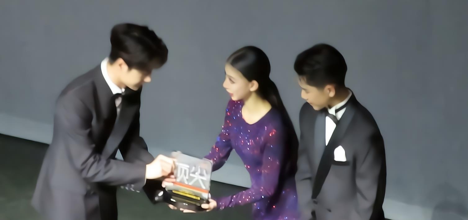 王一博|王一博参加顶尖舞者之夜，除了自己拿奖，还给李茉晗王崇墨颁奖