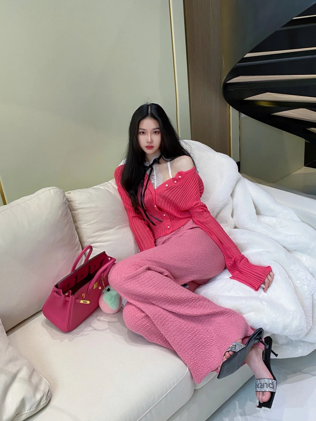 穿衣搭配|今年很火的穿搭法，叫“糖果同色”搭配，清新又可爱，很有淑女范