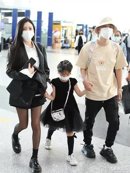 包贝尔|包贝尔携妻女一家三口国庆出游欢乐多，6岁女儿掉门牙大笑抢镜