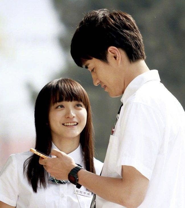 李宗盛|34岁何泓姗自带萌妹脸！穿婚纱与鲁班七号冒险，电竞女孩也疯狂