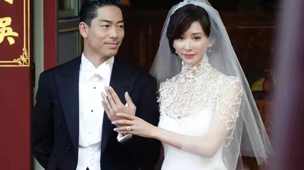 闲鱼有话说 46岁林志玲近照曝光,穿条纹套装皮肤紧致如少女,42码大脚最抢镜