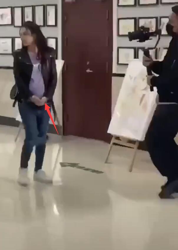 张柏芝|张柏芝现身学校录节目，双手紧托凸起腹部，胯部变大身材发福走样