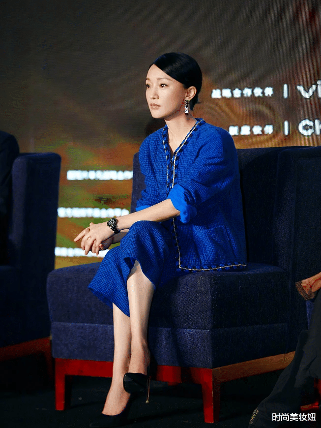 时尚美妆妞|周迅这回造型太成功，黑色西装配黑丝袜简洁高级，气质绝了