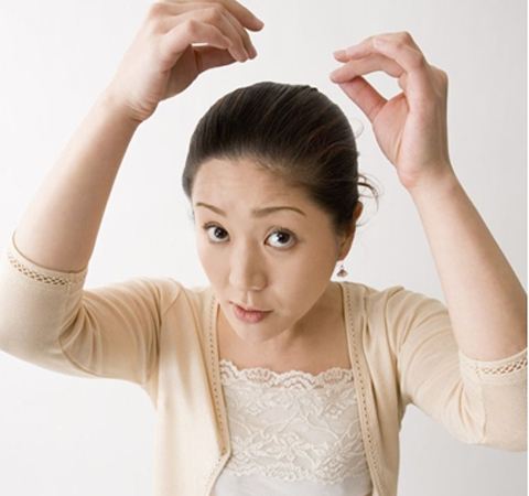 成铭聊时尚|年过四十的女人白发再多也别染黑，土气又老气，三个妙招告别烦恼