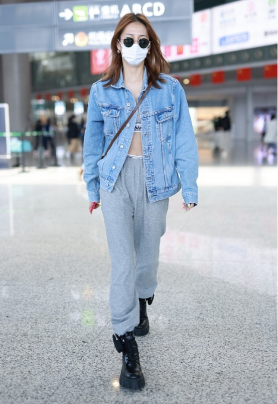 BiuFashion|唱《不得不爱》的弦子人美歌甜，私服衣品也让人心动，时尚轻松