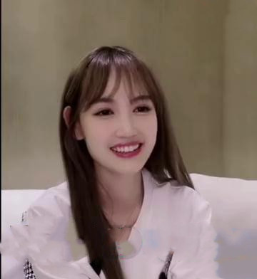 马蓉|马蓉偷偷直播，居家打扮略显年轻，21分钟吸引了5.9万人观看