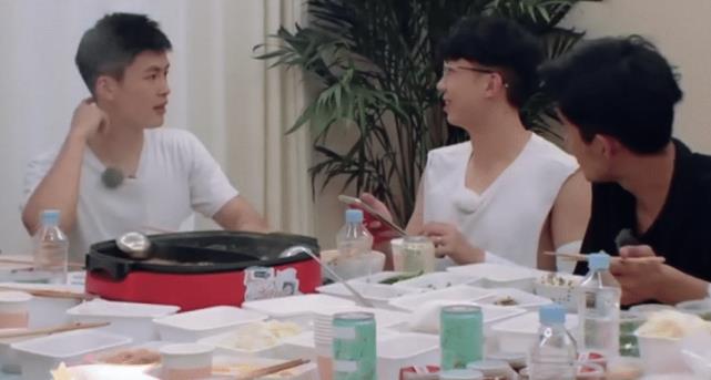 白举纲|华晨宇同届快男官宣结婚!录节目填婚姻状况写错字,妻子是圈外人