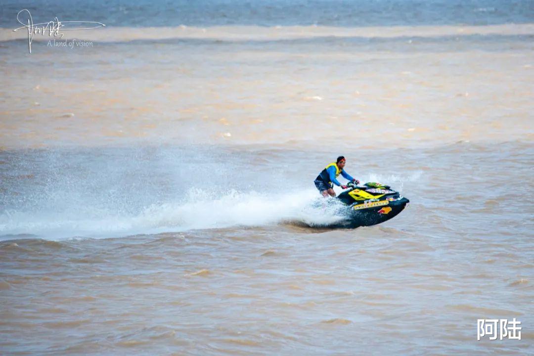 阿陆 在杭州总能看见勇敢的弄潮儿，于钱塘江之中乘风破浪