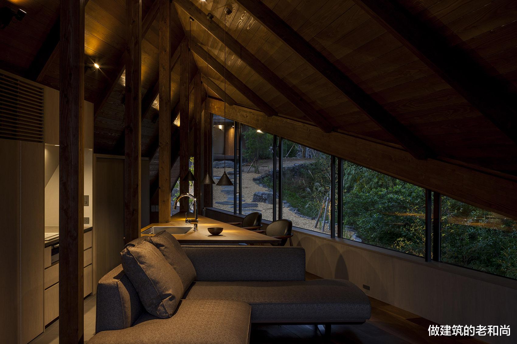 坐落在悬崖边的住宅:透过树林,欣赏远处的海景