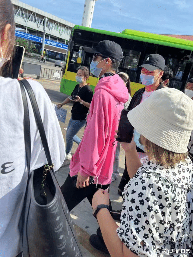 关晓彤|GQ盛典众星生图曝光：热巴跳脚可爱，Baby略显疲态，李现魅力十足