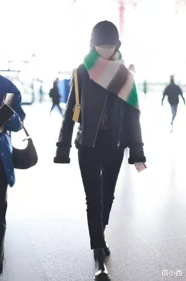 李沁|李沁真的太会穿了，皮毛一体外套+撞色围巾，简约时髦还特显气场