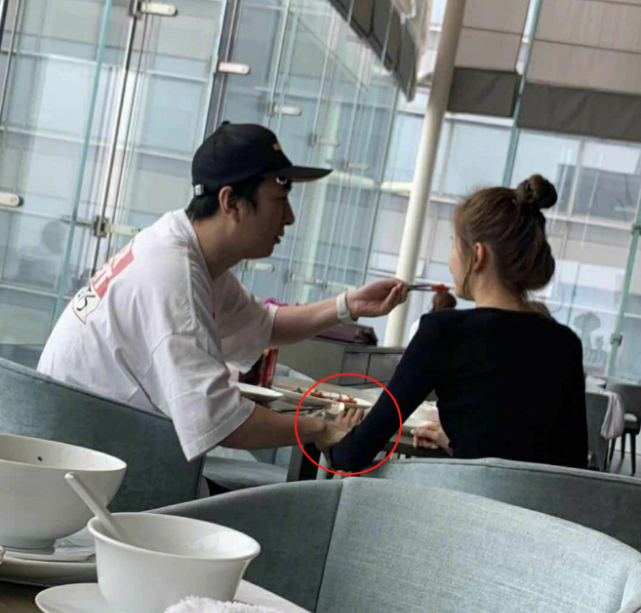 王思聪|王思聪携新女友现身酒吧，霸总式索吻旁若无人，女方疑似前女友甜仇