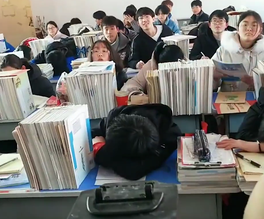 王者荣耀|最“调皮”老师火了，课前打开王者荣耀音效，睡觉的男生动作亮了