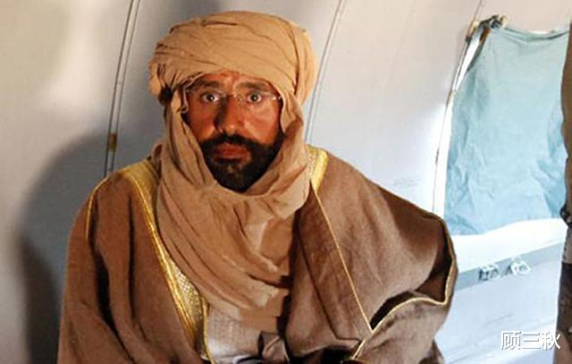 穆塔|卡扎菲五子穆塔西姆临死前，边喝水边抽烟，表情淡定地与叛军对话