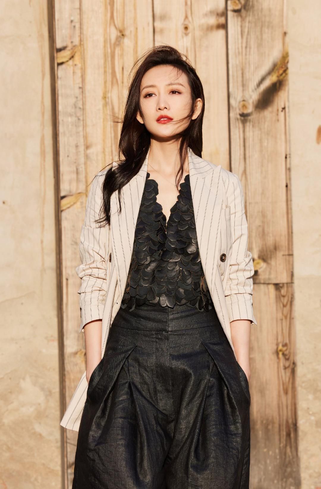 王鸥|王鸥恋上德云社何九华？男方颜值气质不够到位，被指是美女配野兽