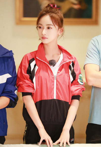 央视|出门带30个保镖6个替身助理，被央视点名后，她仍“不知悔改”