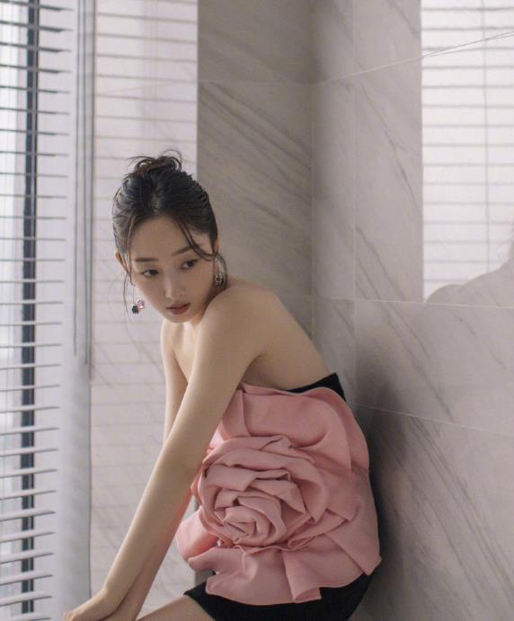 蒋梦婕|蒋梦婕才是身材不露，把花朵当成裙子穿，身材饱满好吸睛