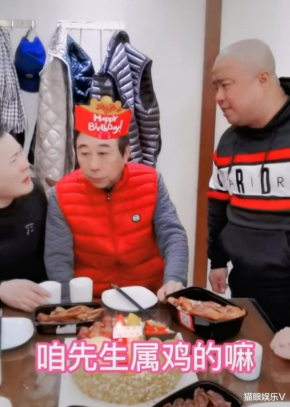 冯巩|冯巩64岁生日吃全鸡宴，桌上仅有4个菜，徒弟们齐聚为他庆生